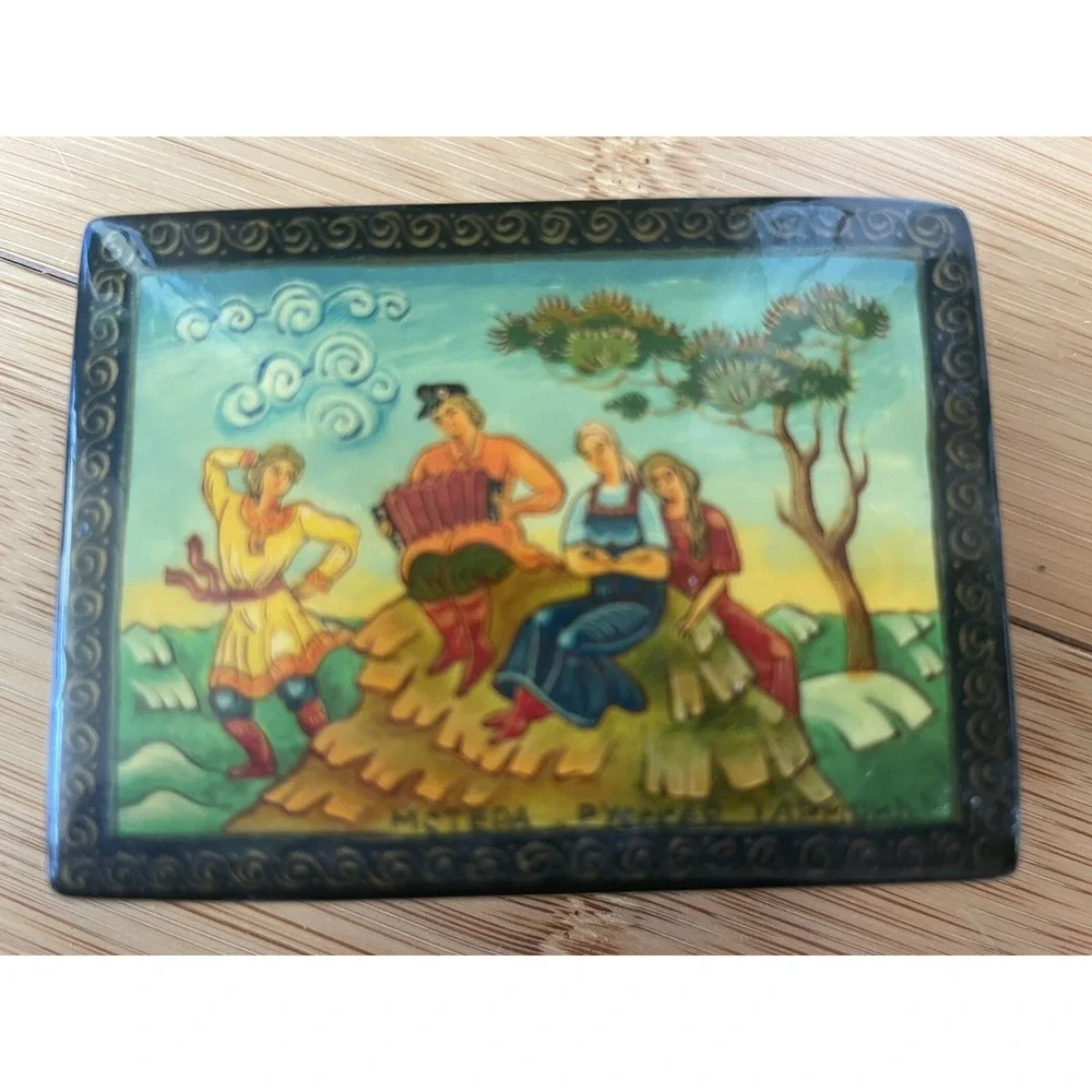 Vintage Russian Lacquered Hand Painted Hinged‎ Trinket Box Artist Signed